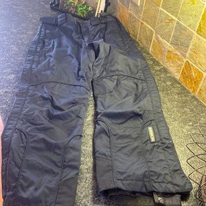 HEAVY KARBON SNOWPANTS. WITH ALL THE BELLS and  WHISTLES for your fun in the ❄️